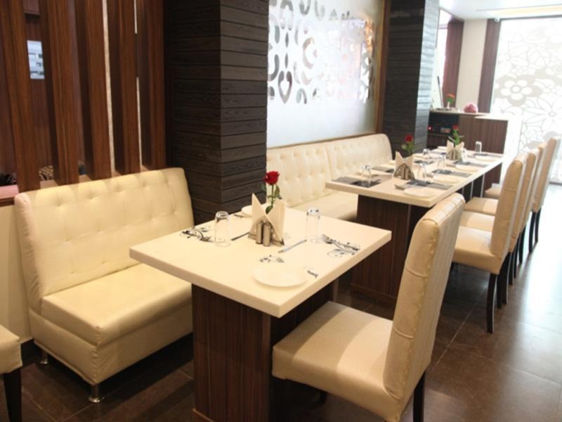 آغْرا Hotel Poonam Plaza المظهر الخارجي الصورة