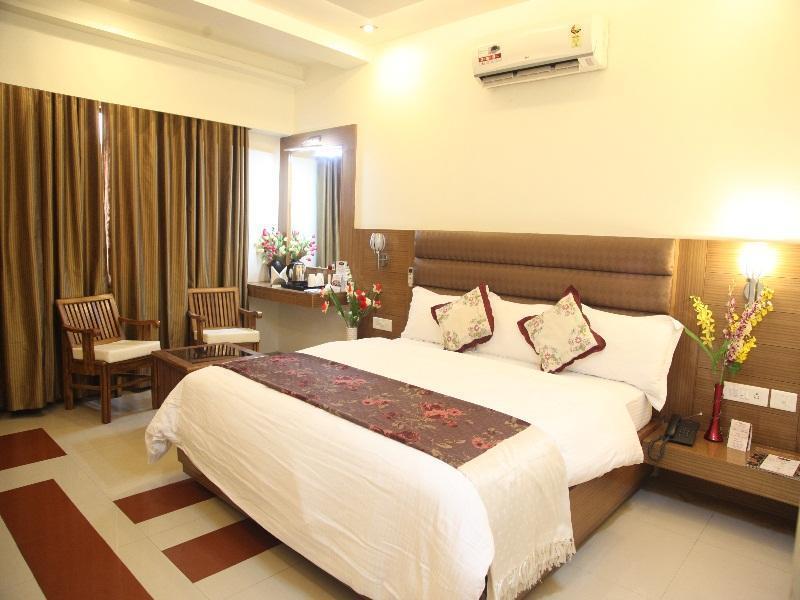 آغْرا Hotel Poonam Plaza المظهر الخارجي الصورة