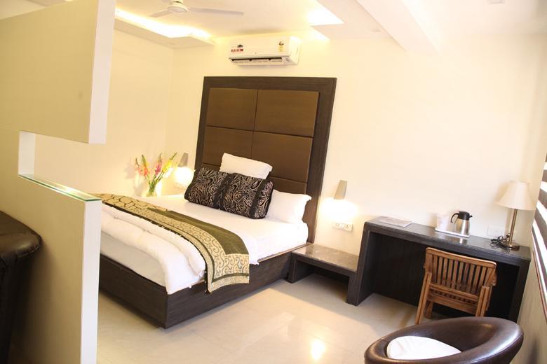 آغْرا Hotel Poonam Plaza المظهر الخارجي الصورة