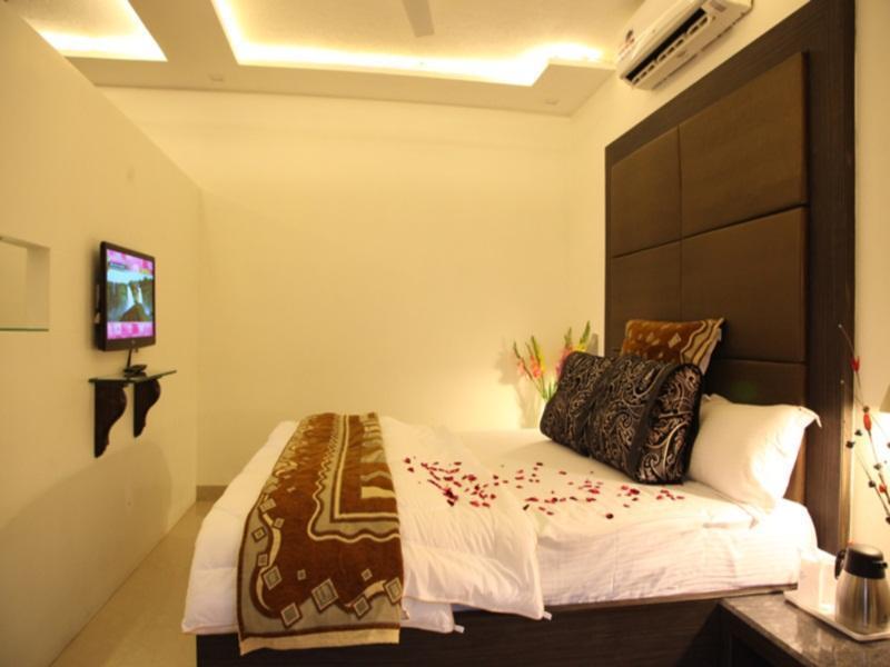 آغْرا Hotel Poonam Plaza المظهر الخارجي الصورة