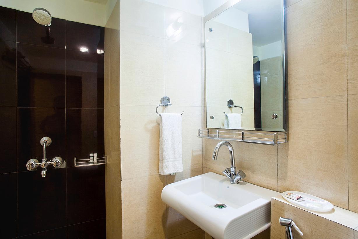 آغْرا Hotel Poonam Plaza المظهر الخارجي الصورة