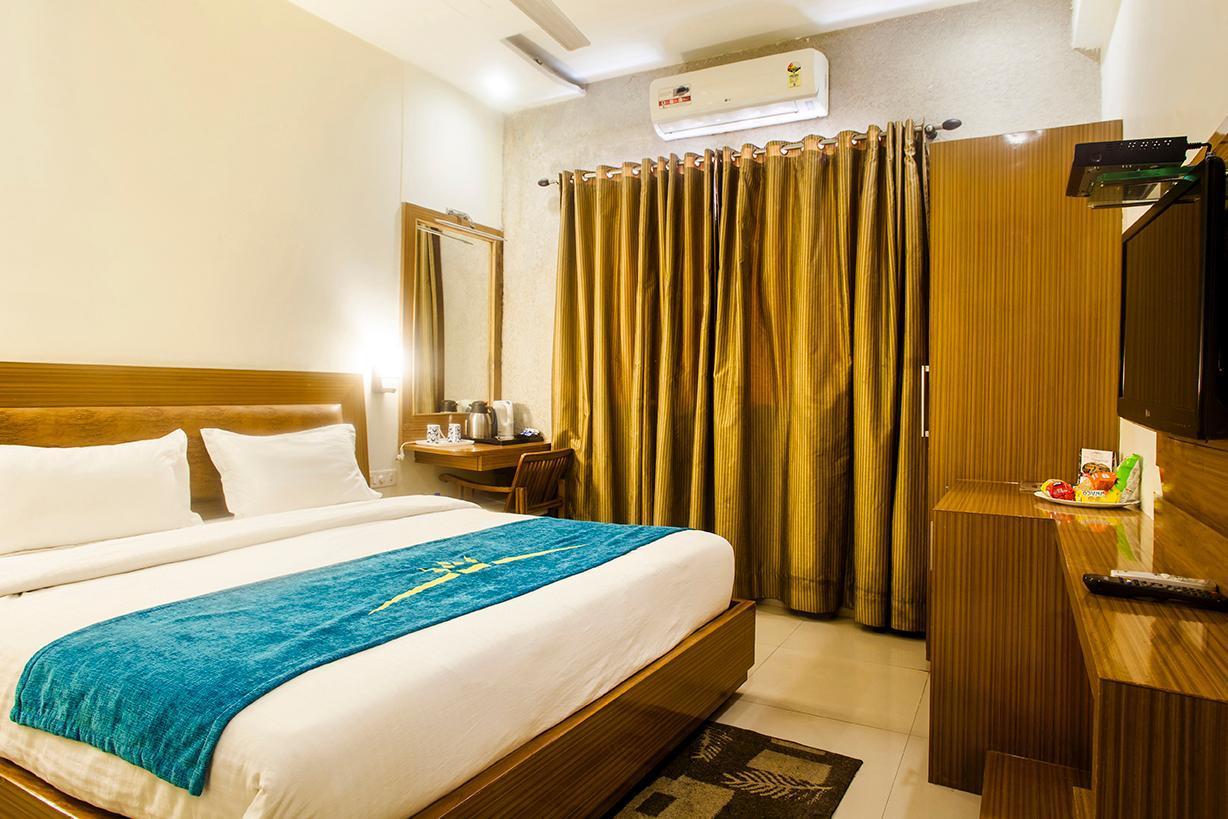 آغْرا Hotel Poonam Plaza المظهر الخارجي الصورة