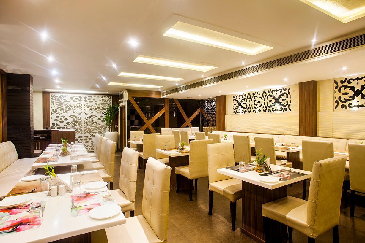 آغْرا Hotel Poonam Plaza المظهر الخارجي الصورة