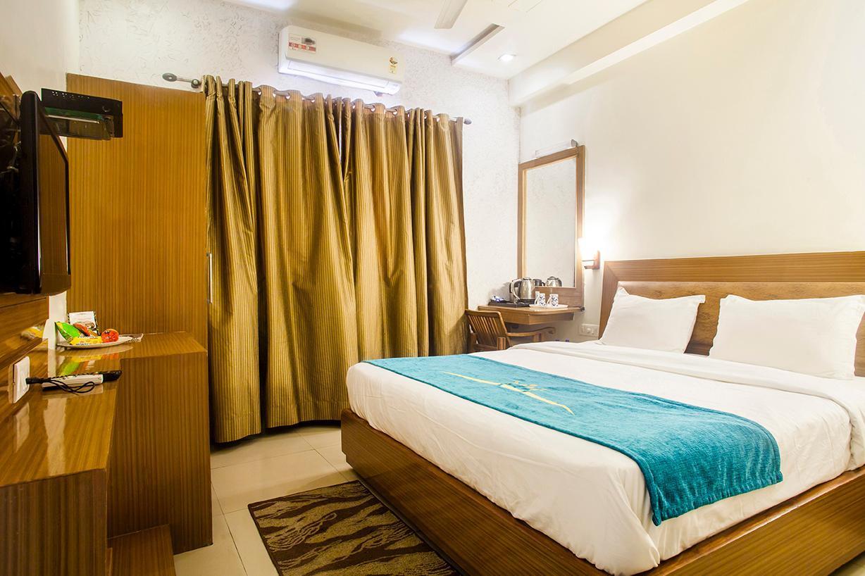 آغْرا Hotel Poonam Plaza المظهر الخارجي الصورة