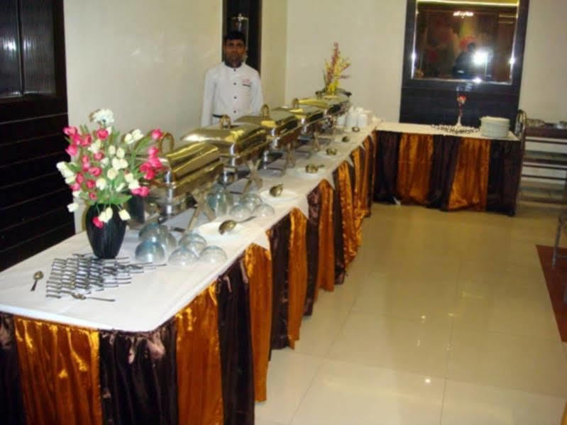 آغْرا Hotel Poonam Plaza المظهر الخارجي الصورة
