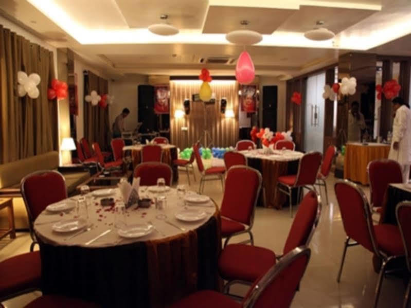 آغْرا Hotel Poonam Plaza المظهر الخارجي الصورة